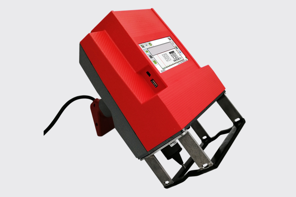 The e-touch xl portable marking system allows the identification of parts using dot peen technology. This process ensures reliable and unalterable marking directly into the material.